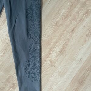 Live!  mantra leggings